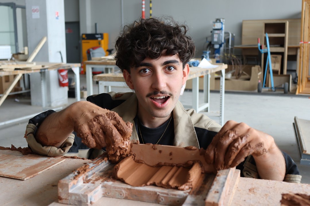 Rafaël Pires façonnant une tuile en terre à l'atelier